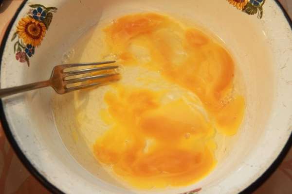 Яйца развести вилкой, но не взбивать. Посолить и поперчить по вкусу. Яйца развести вилкой, но не взбивать. Посолить и поперчить по вкусу.