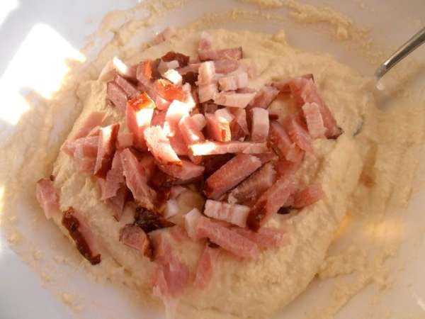 Отправляем мяско в творожную массу, оставив немного для украшения.