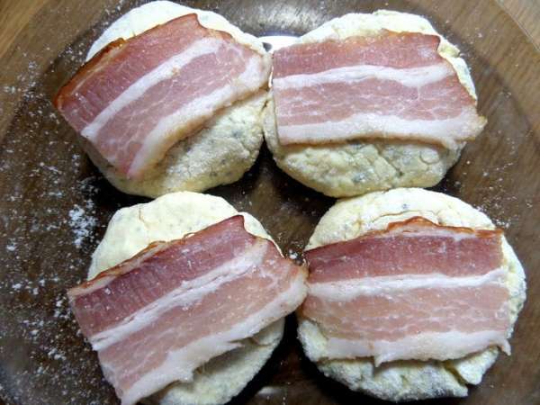 Прижимаем с каждой стороны кусочек бекона.