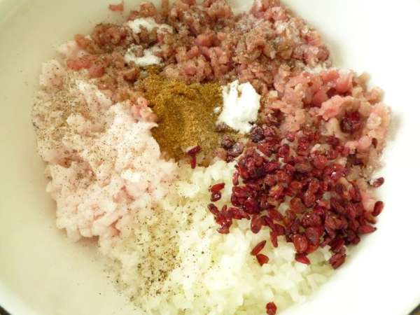 Приготовим фарш: к нарубленному мясу добавить сало,лук,хмели-сунели,соду,барбарис,воду,измельченный чеснок,соль и молотый черный перец