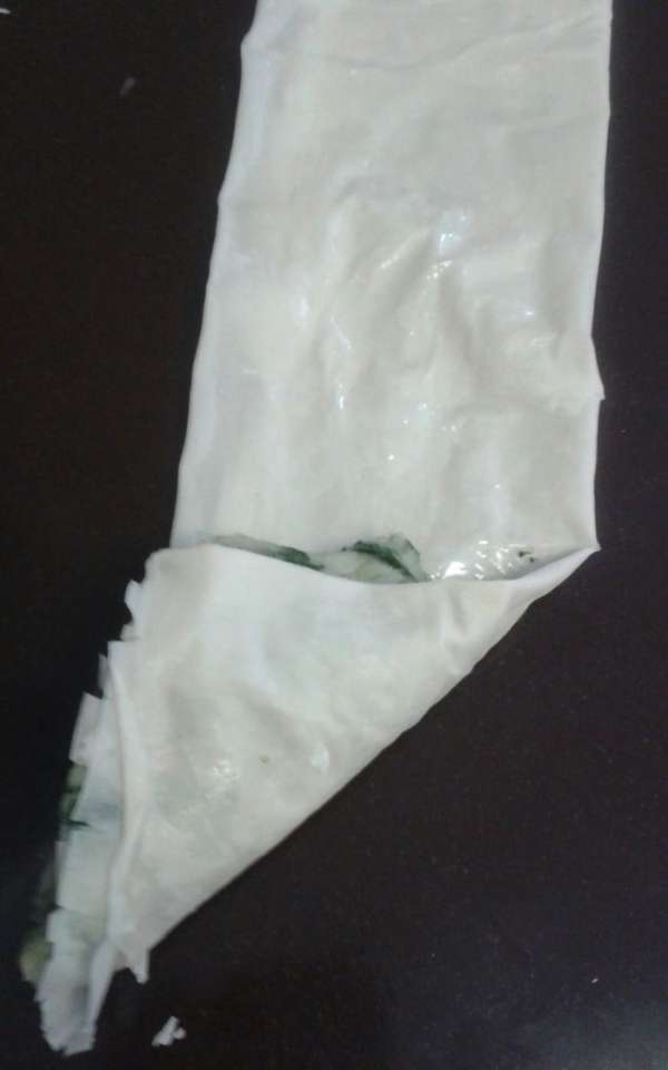 Поверх начинки загните угол, сформировав треугольник. Поверх начинки загните угол, сформировав треугольник.