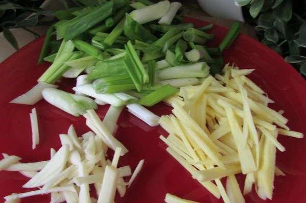 Зелёный лук нарежьте по диагонали небольшими кусочками. Чеснок и имбирь очистите и измельчите. Зелёный лук нарежьте по диагонали небольшими кусочками. Чеснок и имбирь очистите и измельчите.