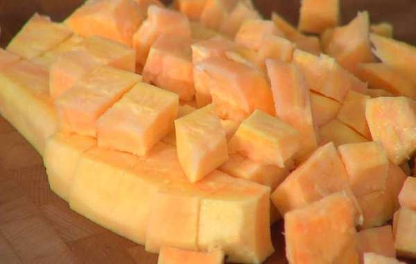 Батат почистить и нарезать небольшими кубиками.
