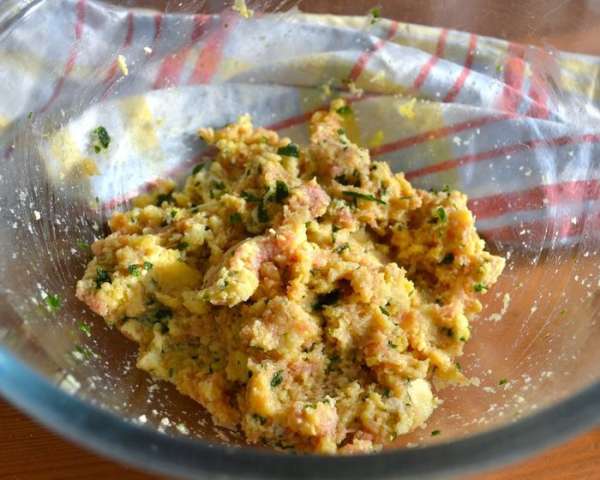Как следует все перемешать. Посолить и поперчить по вкусу.
