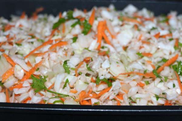 Всё смешать (капусту, морковь, лук, чеснок, петрушку), посолить по вкусу. Готовой начинкой заполнить перцы. 