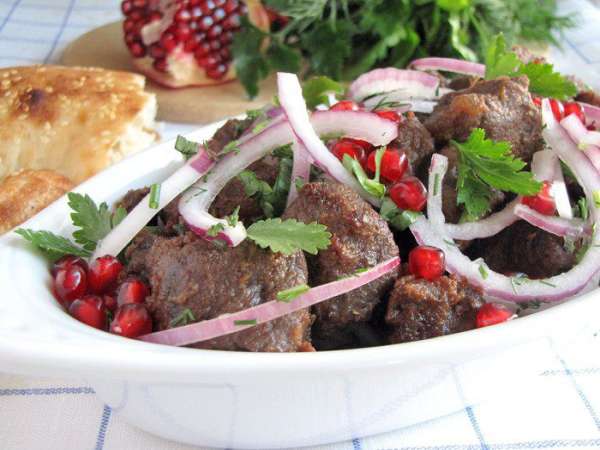 Сверху выкладываем мясо. Снова немного лука и посыпаем зернами граната. Кебаб готов! Его едят только в горячем виде с салатом из свежих овощей, запивая восточным чаем.))) Приятного аппетита!