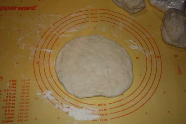 На присыпанном мукой столе из одной части руками формируем лепешку. Если тесто будет липнуть к рукам,добавляйте муки,липнуть тесто уже не должно. На присыпанном мукой столе из одной части руками формируем лепешку. Если тесто будет липнуть к рукам,добавляйте муки,липнуть тесто уже не должно.