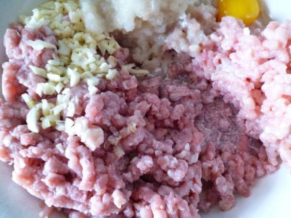 Приготовим фарш:мясо пропустить через мясорубку вместе с луковицей,добавить мелко нарезанный чеснок,сливки,желтки. Приготовим фарш:мясо пропустить через мясорубку вместе с луковицей,добавить мелко нарезанный чеснок,сливки,желтки.