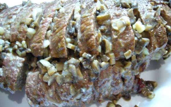 С мяса убрать кулинарную нить.
Нарезать мясо поперек, но не до конца (как раскрытая книга).
В каждый разрез положить соус с грибами.
С мяса убрать кулинарную нить.
Нарезать мясо поперек, но не до конца (как раскрытая книга).
В каждый разрез положить соус с грибами.