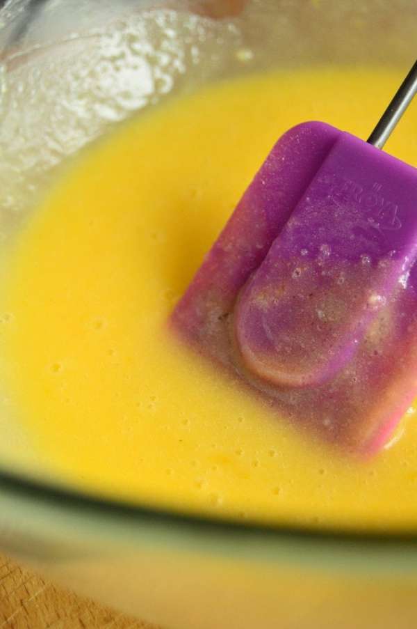 Смешать растопленное масло с яйцами, сахаром и ванилином. Смешать растопленное масло с яйцами, сахаром и ванилином.