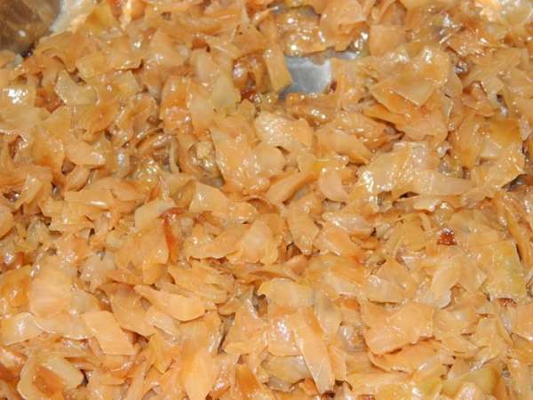 Белокочанную капусту нарезать кубиками. В сковороде разогреть растительное масло, добавить нарезанную капусту, тушить до готовности. В конце добавить соль.