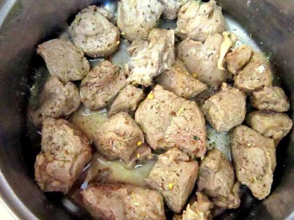 Мясо немного посолить, добавить молотый имбирь, корицу и специи для баранины.