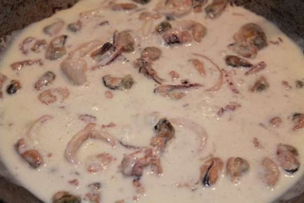 Готовый соус добавить к морепродуктам, перемешать, снять с плиты, дать соусу немного загустеть остыв. Готовый соус добавить к морепродуктам, перемешать, снять с плиты, дать соусу немного загустеть остыв.