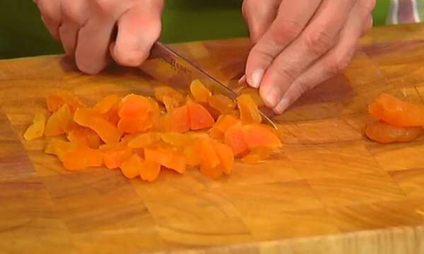 Курагу нарезать небольшими кубиками.