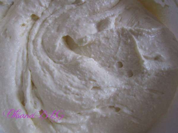 Ввести взбитые белки.
