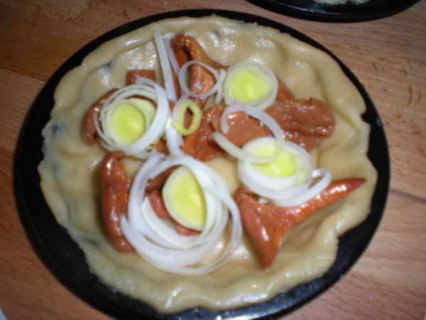 Тесто по рецепту http://www.edimdoma.ru/recipes/23791
Если сразу не использовали все тесто,то его благополучно можно хранить в морозилке.
Вырезаем из теста кружки ,перекладываем в форму,и наполняем грибами и нарезанным луком пореем.