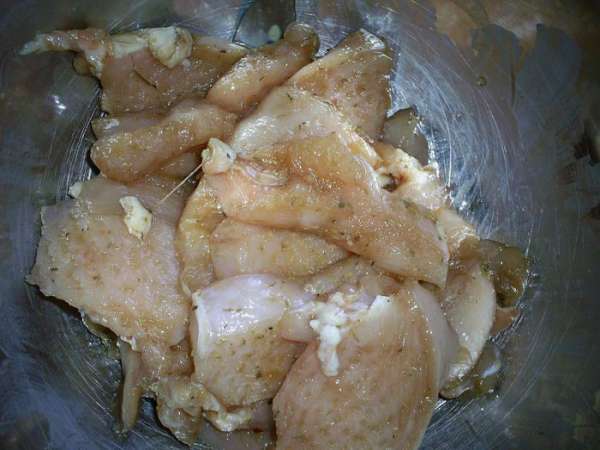 Подготовленные кусочки курицы складываем в миску, посыпаем солью, приправами, добавляем соевый соус и хорошенько перемешиваем и опока отставляем в сторону.