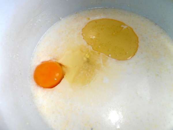 В сыворотку вбиваем яйцо,вливаем пару ложек масла,сахар по вкусу... В сыворотку вбиваем яйцо,вливаем пару ложек масла,сахар по вкусу...
