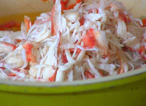 Мясо краба, удалив жесткие перепонки, разобрать на небольшие волокна.