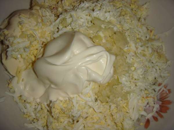 Посолить по вкусу. Добавить сливочный сыр и майонез. Посолить по вкусу. Добавить сливочный сыр и майонез.