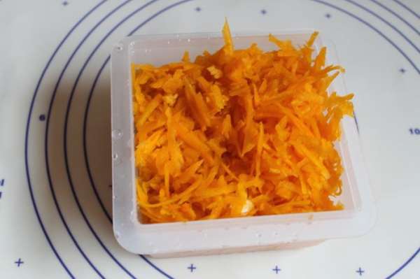 Для этого вкусного пирога натираем тыкву. Для этого вкусного пирога натираем тыкву.