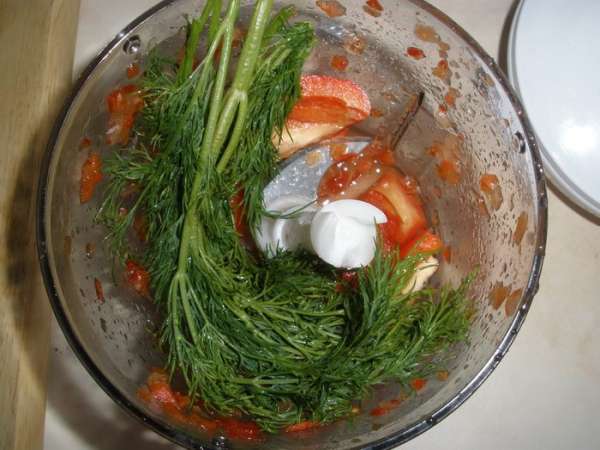 Зелень и овощи изрубить в блендере. Мясо прокрутить через мясорубку или также изрубить в блендере. Можно взять уже готовый фарш. 