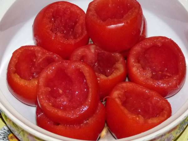 Аккуратно ложкой вынуть мякоть и перевернуть срезом вниз, чтобы стекла лишняя жидкость.
