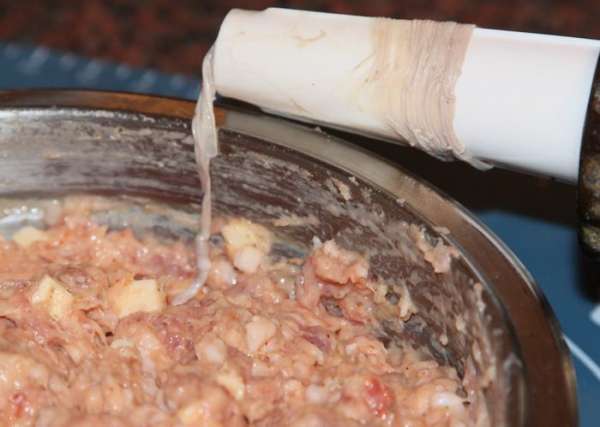 Подготовленную череву натягиваем на насадку (у меня старенькая мясорубка ручная. Не самый лучший вариант, но рады и этому). Подготовленную череву натягиваем на насадку (у меня старенькая мясорубка ручная. Не самый лучший вариант, но рады и этому).