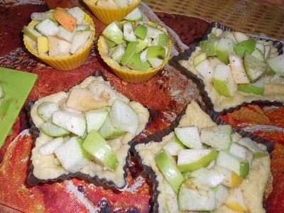 Распределить яблоко по нашим формам не жалея, чем больше, тем вкуснее, поставить в духовку на минут 15.