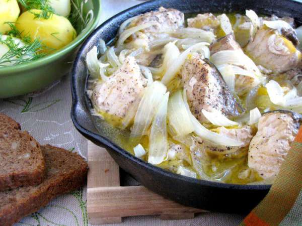Подаем осетра с отварным картофелем, зеленью и черным хлебом.
Мясо осетра невероятно мягкое и нежное, не содержит костей, а только хрящи, которые съедобны и очень вкусны. Приятного аппетита! Подаем осетра с отварным картофелем, зеленью и черным хлебом.
Мясо осетра невероятно мягкое и нежное, не содержит костей, а только хрящи, которые съедобны и очень вкусны. Приятного аппетита!