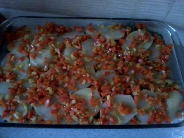 Еще раз кружочки картофеля. Солим, перчим. Высыпаем пассированные овощи