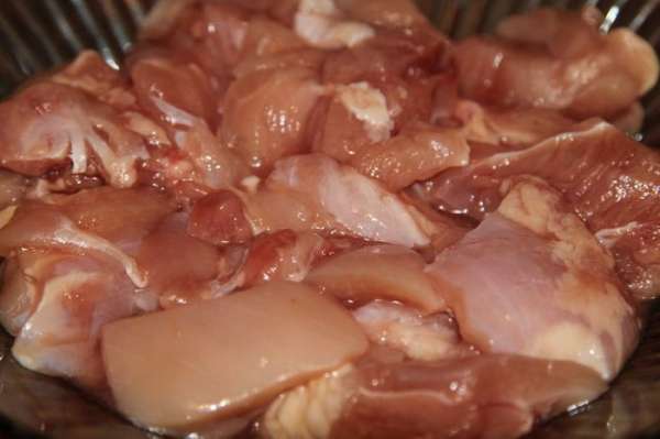 куриное мясо нарезаем небольшими кусочками