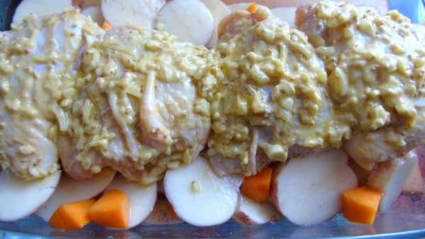 Сверху выложите бедрышки, остатки маринада разложите поверх курицы.
