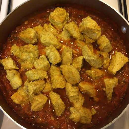 Готовую курицу добавить в соус и хорошо перемешать. Готовую курицу добавить в соус и хорошо перемешать.