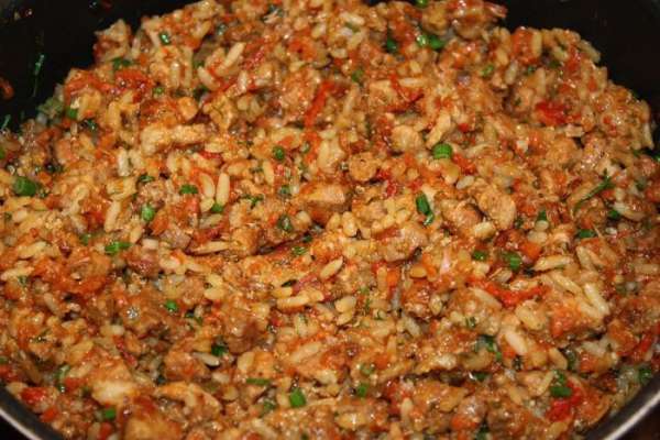 Лук и морковь почистить, вымыть, лук порезать на кубики, а морковь натереть на крупной терке. Мясо порезать на кусочки. Помидоры ошпарить и снять с них кожуру. Тушить около часа. Добавить соль, перец по вкусу. Отдельно сварить рис и за 5 минут до окончания тушения добавить его к мясу, а также мелко порезанный укроп. Лук и морковь почистить, вымыть, лук порезать на кубики, а морковь натереть на крупной терке. Мясо порезать на кусочки. Помидоры ошпарить и снять с них кожуру. Тушить около часа. Добавить соль, перец по вкусу. Отдельно сварить рис и за 5 минут до окончания тушения добавить его к мясу, а также мелко порезанный укроп.