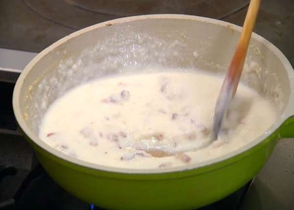 Приготовить соус: муку добавить в сковороду с грудинкой, перемешать и обжарить муку до золотистого цвета, затем, непрерывно помешивая, небольшими порциями влить стакан молока и горячий куриный бульон.