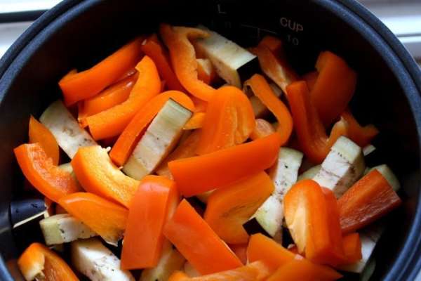Овощи слоями выложить на мясо.