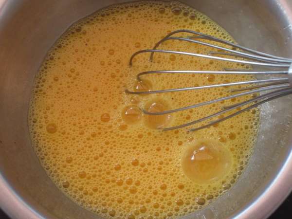 Яйца хорошо взбить,посолить по вкусу,добавить порубленную зелень и хорошо перемешать.