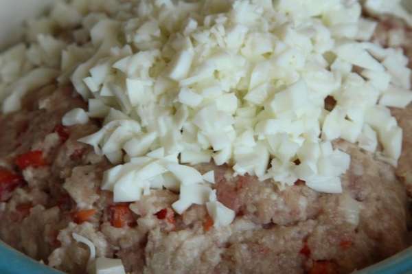Готовим фарш, красный болгарский перец нарезаем мелким кубиком, вяленые помидоры тоже - добавляем в фарш. Перчим, перемешиваем и добавляем яичный белок.