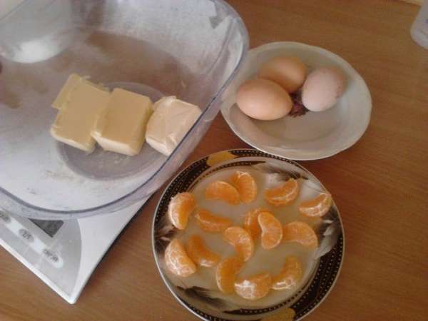Очистить мандарины и оставить их на 1 час подсыхать, масло и яйца вынуть из холодильника, что б они приобрели комнатную температуру. Сухофрукты вымыть и замочить в коньяке.
На сковороде обжарить мандарины в 20 г слив. масла с 1 ст. л. сахара. Выложить дольки на тарелку, вместо них на сковороде прогреть сухофрукты пока коньяк не выпарится.
Всё остудить. Очистить мандарины и оставить их на 1 час подсыхать, масло и яйца вынуть из холодильника, что б они приобрели комнатную температуру. Сухофрукты вымыть и замочить в коньяке.
На сковороде обжарить мандарины в 20 г слив. масла с 1 ст. л. сахара. Выложить дольки на тарелку, вместо них на сковороде прогреть сухофрукты пока коньяк не выпарится.
Всё остудить.