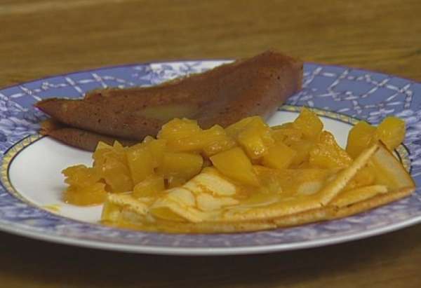 Подавать блины с ананасовым соусом.
