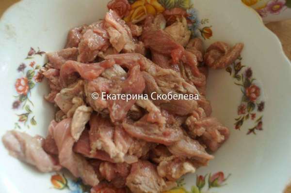 Телятину промыть и нарезать тонкими полосками. Сложить в глубокую чашу, посолить, добавить черный молотый перец, перемешать и залить лимонным соком. Снова перемешать и оставить в сторонке мариноваться на 2 часа. Телятину промыть и нарезать тонкими полосками. Сложить в глубокую чашу, посолить, добавить черный молотый перец, перемешать и залить лимонным соком. Снова перемешать и оставить в сторонке мариноваться на 2 часа.