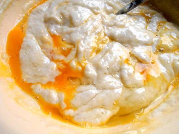 Тщательно перемешиваем... Если не хватает соли из отвара,досаливаем по вкусу. Тесто по структуре очень похоже на дрожжевое для оладьев)))