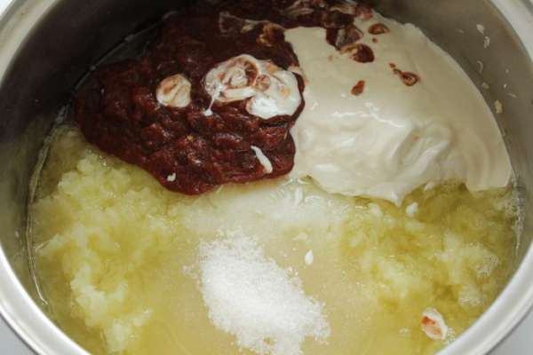 Пропускаем через мясорубку вместе с очищенными зубчиками чеснока.
Выкладываем смесь в большую кастрюлю.
После этого добавляем майонез, томат, сахарный песок, масло, 2 щепотки перца; солим и перемешиваем.
Пропускаем через мясорубку вместе с очищенными зубчиками чеснока.
Выкладываем смесь в большую кастрюлю.
После этого добавляем майонез, томат, сахарный песок, масло, 2 щепотки перца; солим и перемешиваем.