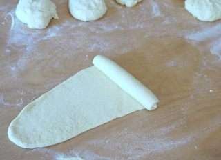 и скрутить, начиная с широкой стороны.
