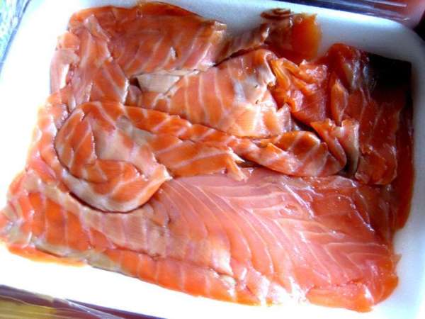 Лосось купила уже нарезанный тонкими пластинками,но можно засолить куском и нарезать самим! Лосось купила уже нарезанный тонкими пластинками,но можно засолить куском и нарезать самим!