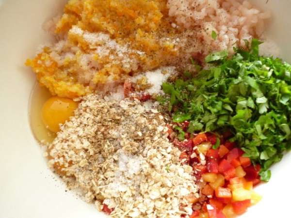 Приготовим фарш:Репчатый лук нарезать  полукольцами,морковь натереть на крупной терке и слегка обжарить их  на растительном масле.остудить.Затем пропустить через мясорубку вместе с рыбным филе.Добавить к фаршу яйца,сметану,овсяные хлопья,нарезанный некрупной соломкой болгарский перец,измельченную зелень,посолить и поперчить.