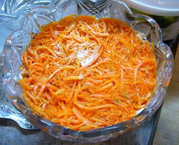 Затем – слой морковки по-корейски. Я брала готовую, но можно сделать и самим (так оно вернее будет!). Майонез.