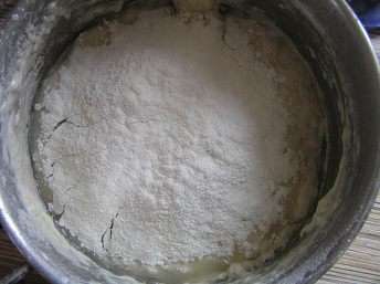 и муку (около 150 г),