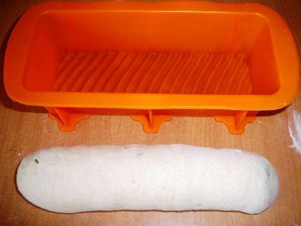 Положить в форму для выпечки и поставить на расстойку в теплое место. 